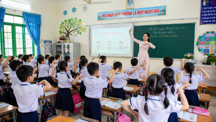 Để tạo sự tự tin, tôi đã tổ chức múa, hát để giúp các em bình tĩnh